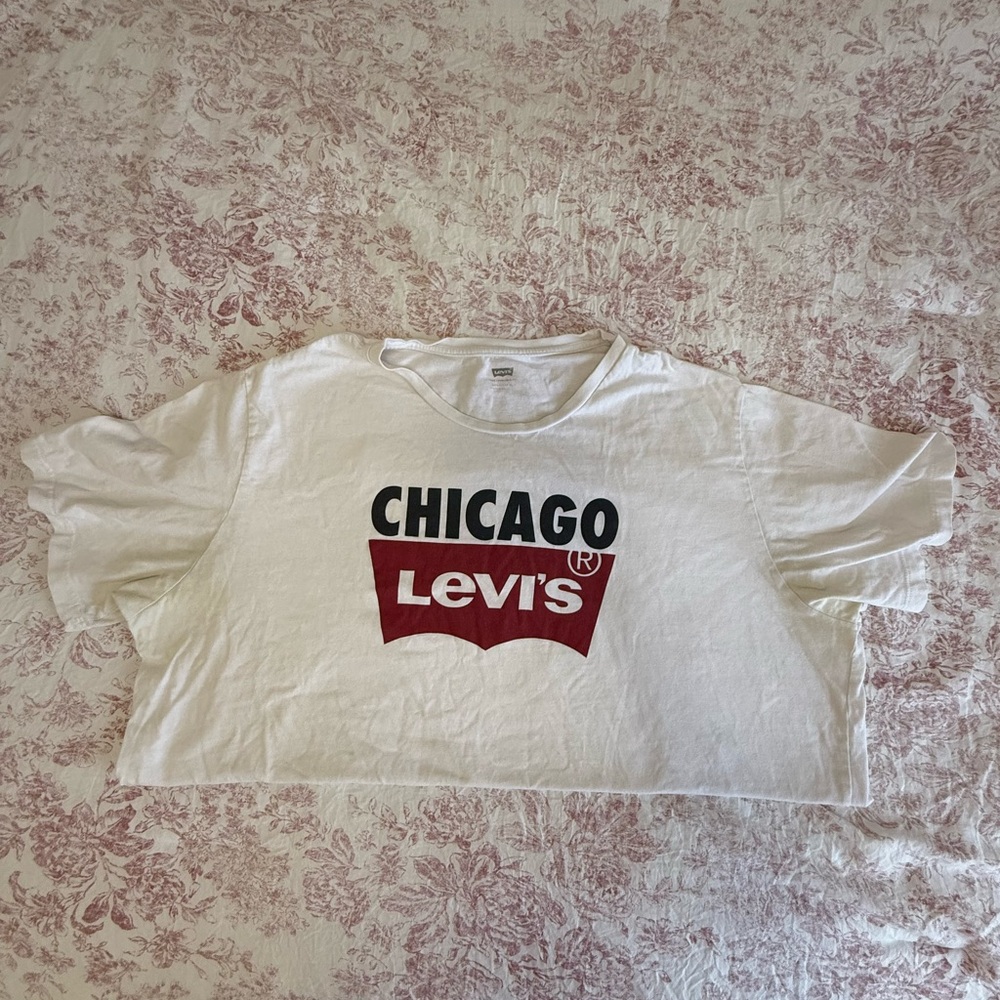 Chicago Levi's white crewneck tee